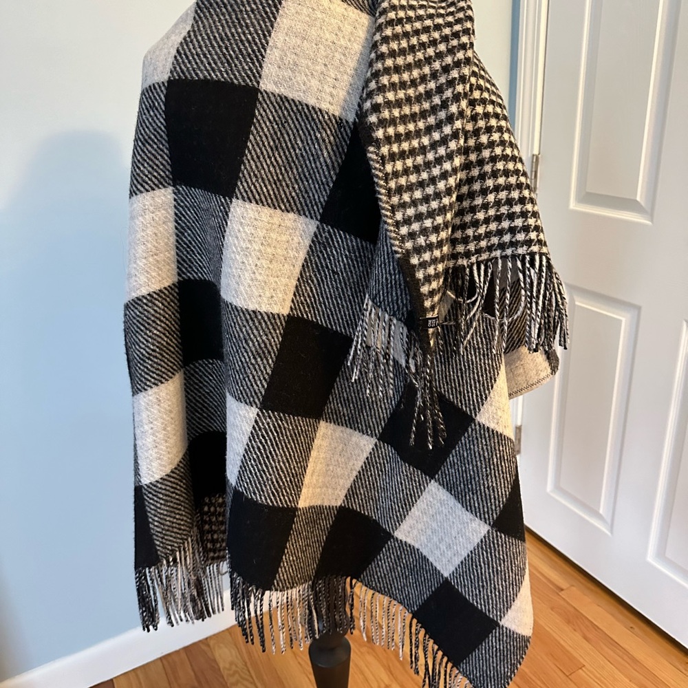Smart-looking Talbots Wool Ruana, OS - Picture 3 of 7